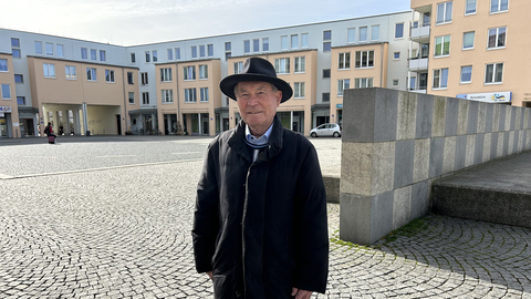Feldmochinger Mauer des Anstoßes, dazu der Platz der Einsamkeit: Wer mal ein paar Minuten – oder auch länger – für sich haben möchte, sollte sich auf dem Walter-Sedlmayr-Platz einen Stuhl aufstellen. Bezirkschef Rainer Großmann (CSU) will den öffentlichen Leerstand komplett beseitigen.