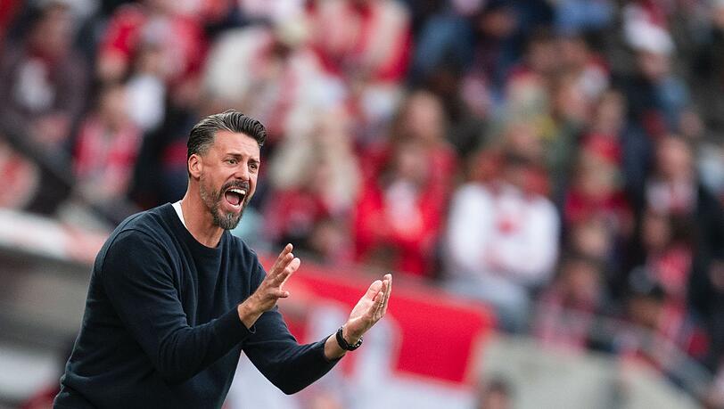 Augsburg-Trainer Sandro Wagner ist in dieser Saison bereits dreimal verwarnt worden. (Archivfoto)