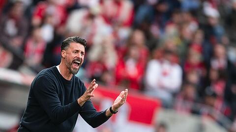 Augsburg-Trainer Sandro Wagner ist in dieser Saison bereits dreimal verwarnt worden. (Archivfoto)