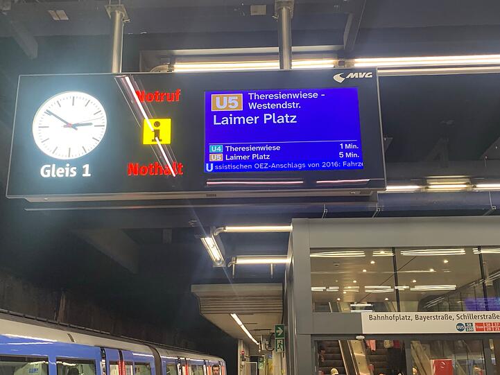 Hinweis in der UBbahn auf die Schweigeminute.