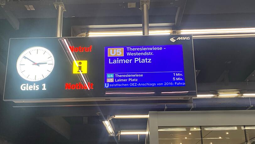 Hinweis in der UBbahn auf die Schweigeminute. Hinweis in der UBbahn auf die Schweigeminute.