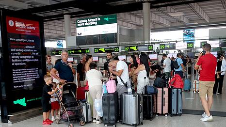 Viele Reisende warten am Flughafen von Catania auf Informationen zu gestrichenen, versp&auml;teten oder umgeleiteten Fl&uuml;gen.