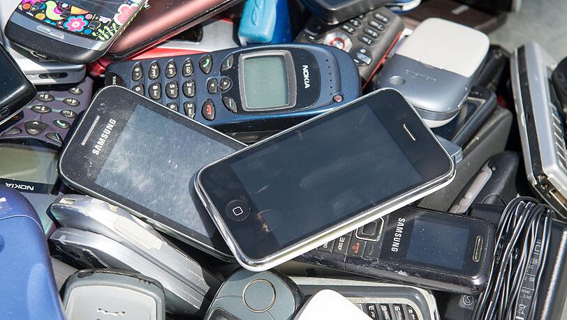 In ausrangierten Smartphones stecken noch wertvolle Rohstoffe. (Archivfoto) In ausrangierten Smartphones stecken noch wertvolle Rohstoffe. (Archivfoto)