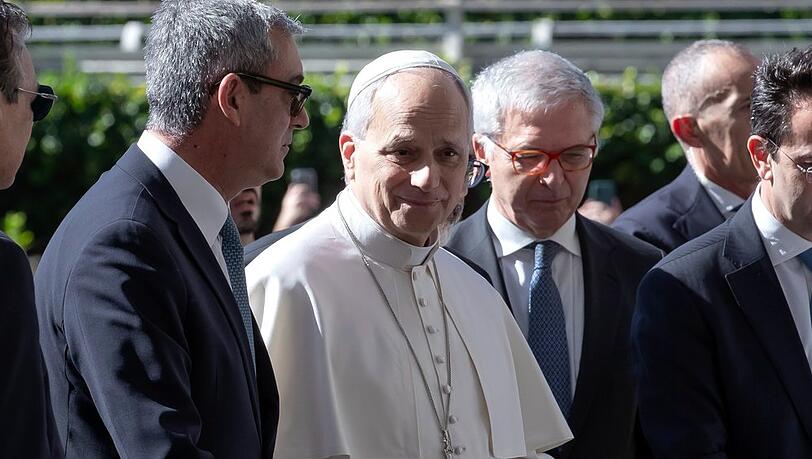 Papst Leo XIV. während seiner Ankunft vor der Gemelli-Klinik in Rom. Papst Leo XIV. während seiner Ankunft vor der Gemelli-Klinik in Rom.