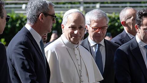 Papst Leo XIV. w&auml;hrend seiner Ankunft vor der Gemelli-Klinik in Rom.