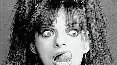 Zuhause, sagt sie, ist sie fast immer ungeschminkt. Aber wenn Jim Rakete sie für ihr neues Album fotografiert, gibt es natürlich die volle Packung Nina Hagen.