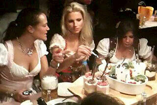 Das beherzte Eingreifen eines Leibwächters war nötig, damit Michelle Hunziker einen ungestörten Abend im Käfer-Zelt verbringen konnte.