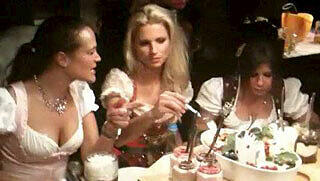 Das beherzte Eingreifen eines Leibwächters war nötig, damit Michelle Hunziker einen ungestörten Abend im Käfer-Zelt verbringen konnte. Das beherzte Eingreifen eines Leibwächters war nötig, damit Michelle Hunziker einen ungestörten Abend im Käfer-Zelt verbringen konnte.
