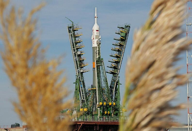 Die Sojus-Rakete auf dem Bild durchläuft gerade die letzten Startvorbereitungen, bevor sie abhebt und zur ISS (International Space Station) fliegt.
