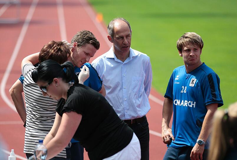 Trainer Reiner Maurer begutachtet alles ganz genau.