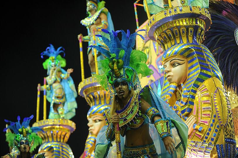 Nackte Haut, Samba und bunte Farben: Promis amüsieren sich in Rio. Mit dabei: Pamela Anderson, Gisele Bündchen, Fußball-Star Ronaldinho und Schauspieler Jude Law