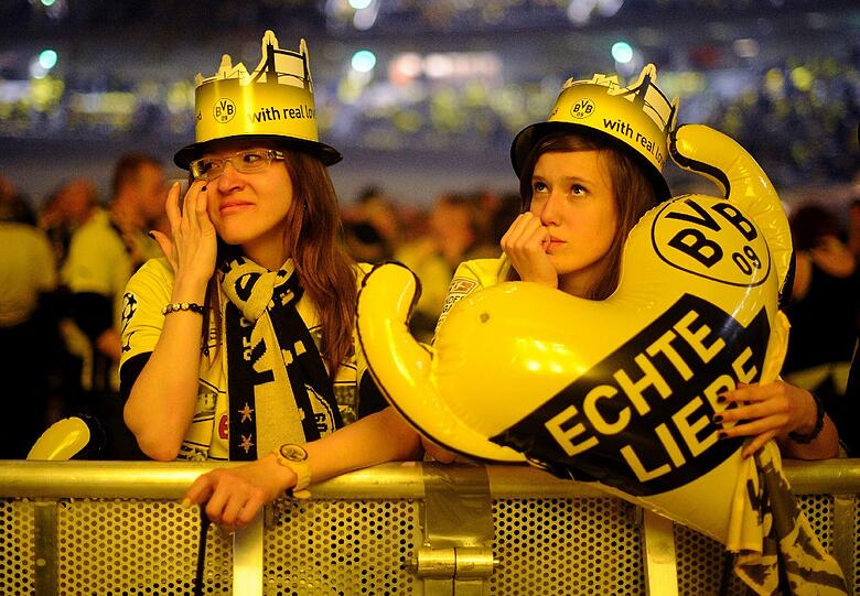 Traurig und niedergeschlagen: Die Fans des BVB sahen ein großartiges Spiel ihrer Mannschaft. Aber Arjen Robben machte in der 89. Minute mit dem Siegtreffer alle gelben Träume zunichte. Die Bilder von der Fanmeile in Dortmund.
