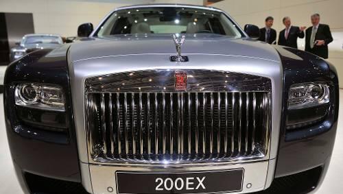 Ein Rolls Royce 200EX. In München wird vor dem Oberlandesgericht entschieden, wer für den Schaden eines Rolls Royce-Fahrers aufkommen muss. Weil der Unfallverursacher nicht greifbar ist, soll der Staat blechen. (Symbolbild) Ein Rolls Royce 200EX. In München wird vor dem Oberlandesgericht entschieden, wer für den Schaden eines Rolls Royce-Fahrers aufkommen muss. Weil der Unfallverursacher nicht greifbar ist, soll der Staat blechen. (Symbolbild)