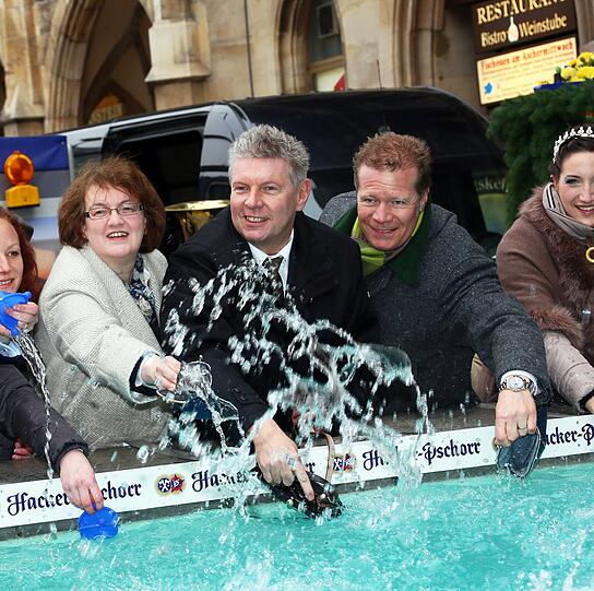 Dieter Reiter lässt's beim Geldbeutel-Waschen krachen: Die spritzigen Bilder...