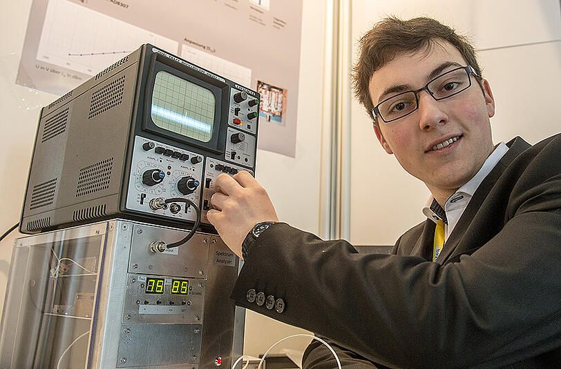 Der Sieger im Fachgebiet Physik beim Landeswettbewerb: Markus Lippl (17 Jahre), vom Landgraf-Leuchtenberg-Gymnasium in Grafenau, präsentiert seine Entwicklung - einen Spektrumanalysator.