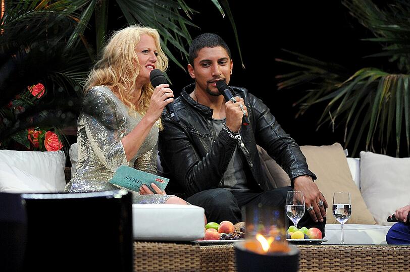 Moderatorin Barbara Schöneberger zusammen mit Sänger Andreas Bourani bei der "Starnacht am Wörthersee 2015" in der Starnacht Arena.
