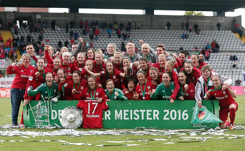 Ausgelassen feierten die Frauen des FC Bayern ihre Titelverteidigung im Grünwalder Stadion. Die Bilder!