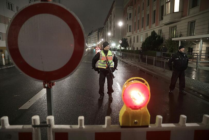 Polizeibeamte haben die Straßen rund um das Hotel Adlon in Berlin abgesperrt.
