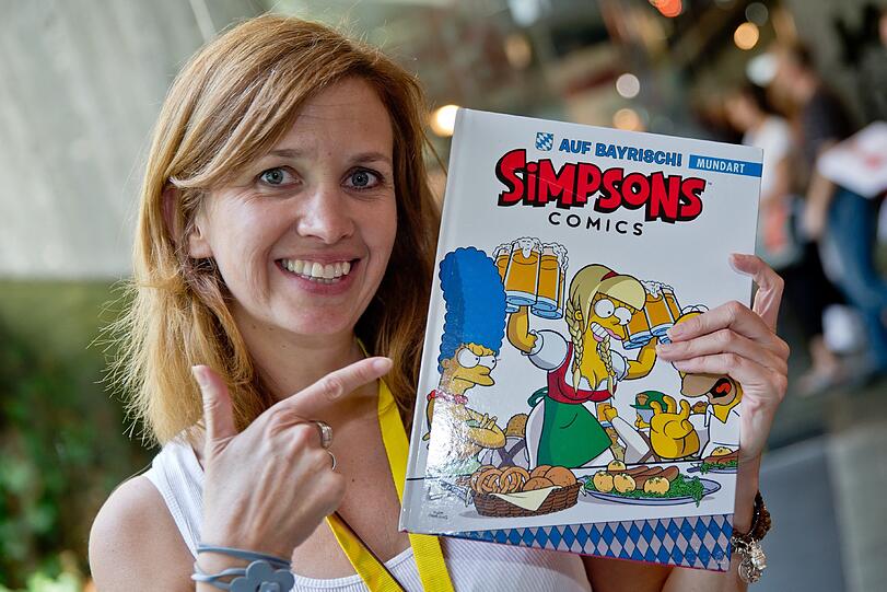 Synchronsprecherin (u. a. Lisa Simpson), Autorin und Schauspielerin Sabine Bohlmann liebt die Atmosphäre am Eisbach: &bdquo;Das ist einfach München pur. Als Jugendliche war ich ständig dort. Wir haben uns im Eisbach ein wenig treiben lassen. Eiskalt war das und schön.&ldquo;