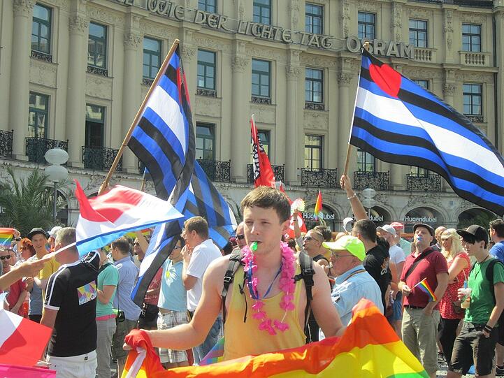 Trillerpfeifen gegen Sprechchöre: Am Stachus standen 300 Menschen etwa 70 französischen Aktivisten gegenüber, die gegen Abtreibung und Homo-Ehe demonstrierten.