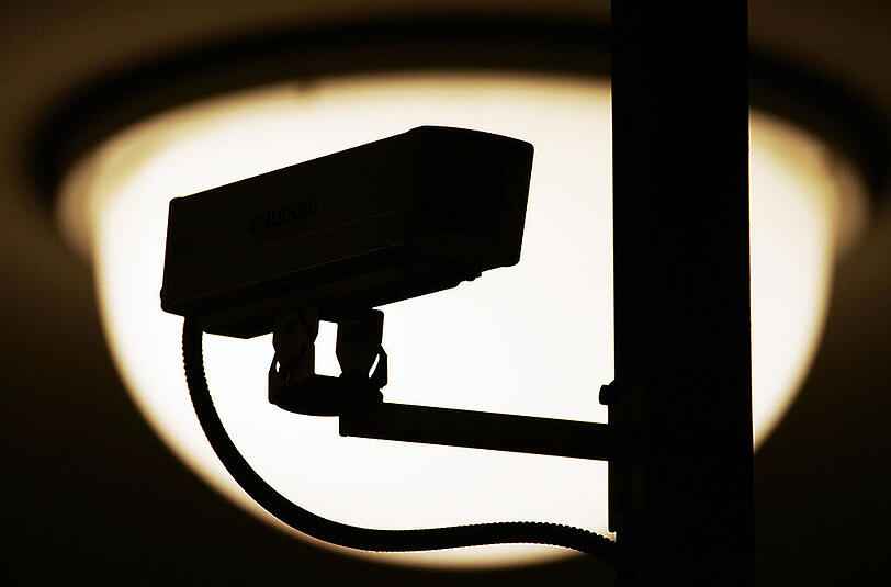 Die Überwachungskamera im Lebensmittelgeschäft nahm Bilder des Taschendiebs auf. Diese halfen jetzt bei der Fahndung, bei der Polizeibeamte den Täter wiedererkannten.
