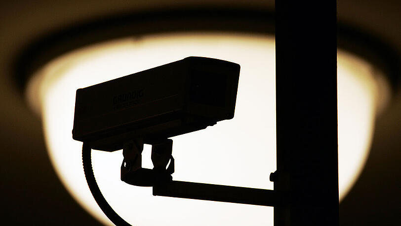Die Überwachungskamera im Lebensmittelgeschäft nahm Bilder des Taschendiebs auf. Diese halfen jetzt bei der Fahndung, bei der Polizeibeamte den Täter wiedererkannten. Die Überwachungskamera im Lebensmittelgeschäft nahm Bilder des Taschendiebs auf. Diese halfen jetzt bei der Fahndung, bei der Polizeibeamte den Täter wiedererkannten.