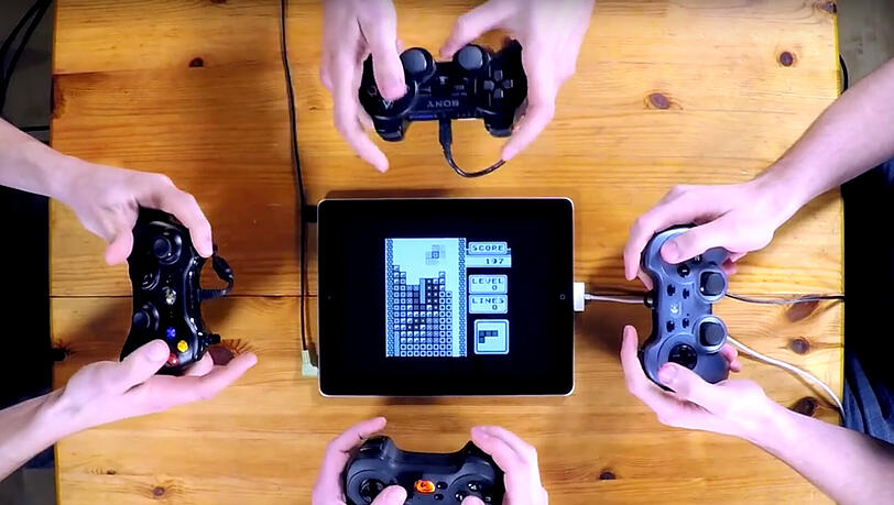 Vier Musiker haben die Kulttracks verschiedener Videospiele als 8-Bit-Medley der besonderen Art präsentiert. Ihre Instrumente: PlayStation- oder Xbox-Controller! Vier Musiker haben die Kulttracks verschiedener Videospiele als 8-Bit-Medley der besonderen Art präsentiert. Ihre Instrumente: PlayStation- oder Xbox-Controller!