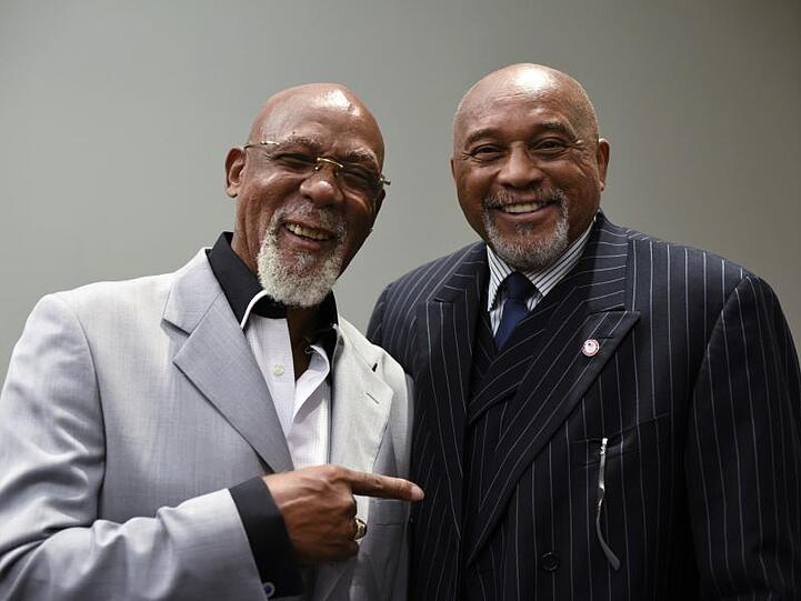 Tommie Smith (r) und John Carlos zählen durch ihre Black-Power-Aktion 1968 bei den Olympischen Spielen bis heute zu den bekanntesten Athleten. Foto (2016): Sait Serkan Gurbuz/AP