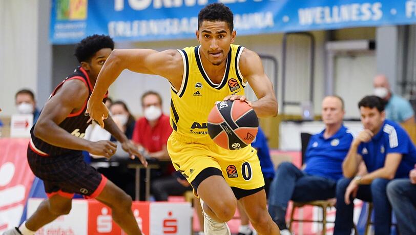Noch ein ungewohntes Bild: Ex-Bayer Maodo Lo im Alba-Trikot. Noch ein ungewohntes Bild: Ex-Bayer Maodo Lo im Alba-Trikot.