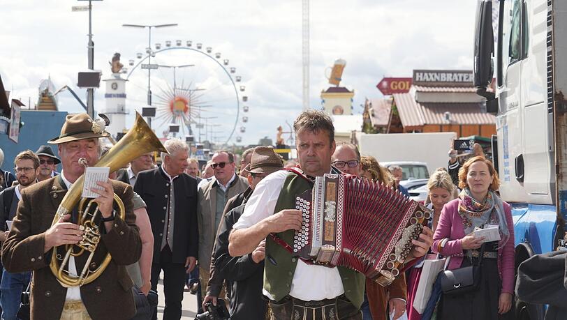 Die Blaskapelle stimmt auf den Wiesnstart am Samstag ein. Die Blaskapelle stimmt auf den Wiesnstart am Samstag ein.