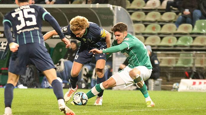 Sechzig-Kapitän Jesper Verlaat im Duell mit Lübecks Mats Facklam.