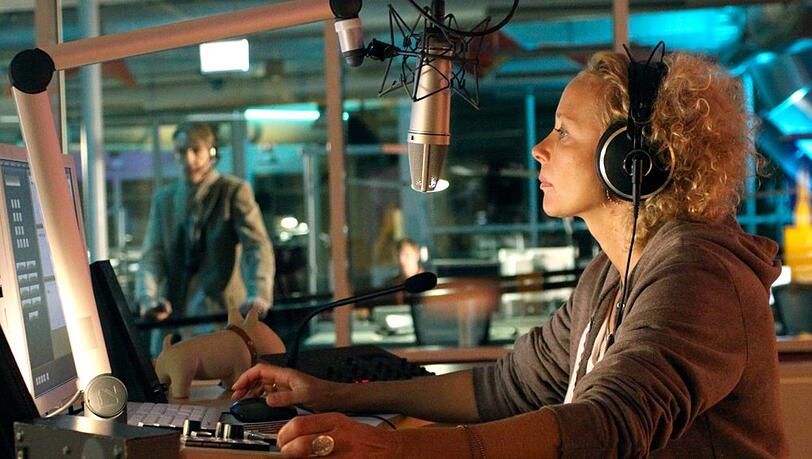 "Emma nach Mitternacht: Der Wolf und die sieben Geiseln": Emma Mayer (Katja Riemann) wird als psychologische Ratgeberin einer Call-In-Radiosendung ins kalte Wasser geworfen, als ihre Vorgängerin ausfällt.