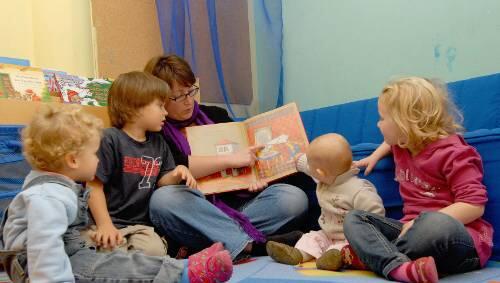 Vorlesen fördert Sprachentwicklung. Erzieherin Stefanie Otto liest Katharina (2), Alexander (3), Lena (1) und Paula (4, v.l.) vor. Vorlesen fördert Sprachentwicklung. Erzieherin Stefanie Otto liest Katharina (2), Alexander (3), Lena (1) und Paula (4, v.l.) vor.
