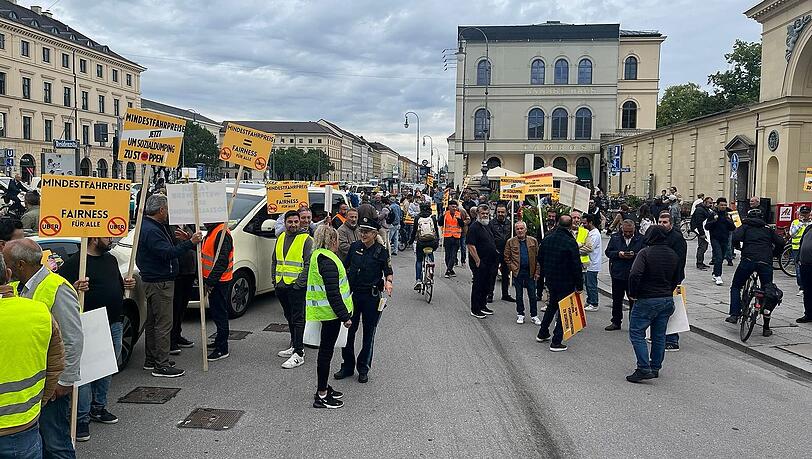 Treffpunkt Odeonsplatz: Auch am Mittwoch gehen die enttäuschten Taxifahrer wieder auf die Straße. Treffpunkt Odeonsplatz: Auch am Mittwoch gehen die enttäuschten Taxifahrer wieder auf die Straße.