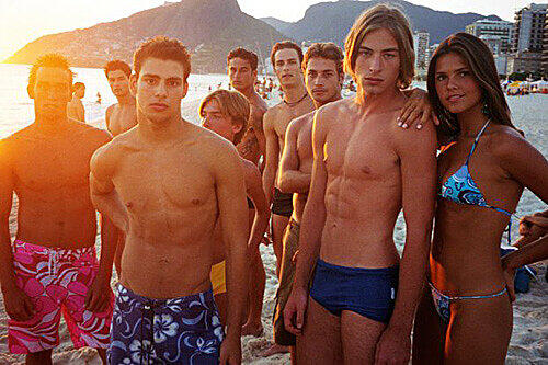 Verboten anmutige Körper: Mario Testino hat die Jungs und Mädels von der Copacabana für sein neues Buch  inszeniert.