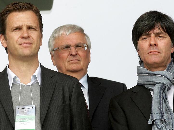 DFB-Boss Theo Zwanziger zwischen Oliver Bierhoff (l.) und Joachim Löw