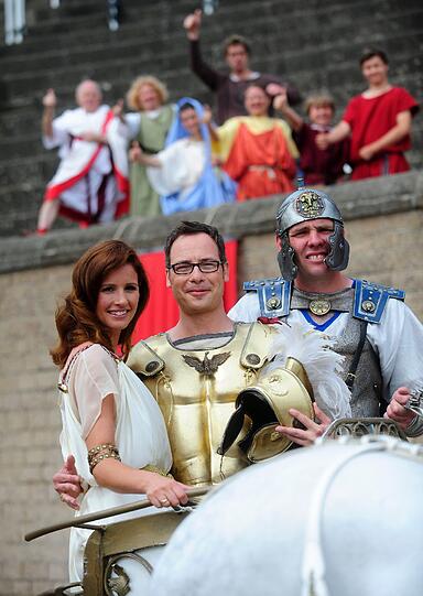 Mit dem drei Stunden langen Live-Spektakel aus dem Amphitheater in Xanten sollte spielerisch Wissen über die alten Römer vermittelt werden. Die Bilder aus der Show