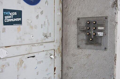 Vor einigen Monaten sind die letzten Mieter ausgezogen, seither steht das Haus komplett leer. Die oberen Etagen sind schon seit mehreren Jahren ungenutzt.