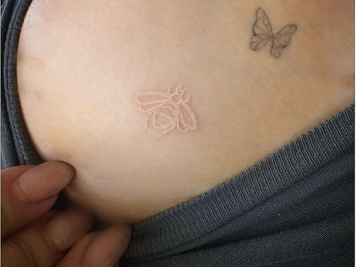 Tattoos mit weißer Tinte liegen bei den Hollywood-Stars derzeit voll im Trend. Kelly Osbourne (30) ließ sich als Kompagnon für ihren Schmetterling eine weiße Hummel auf die Schulter tätowieren.
