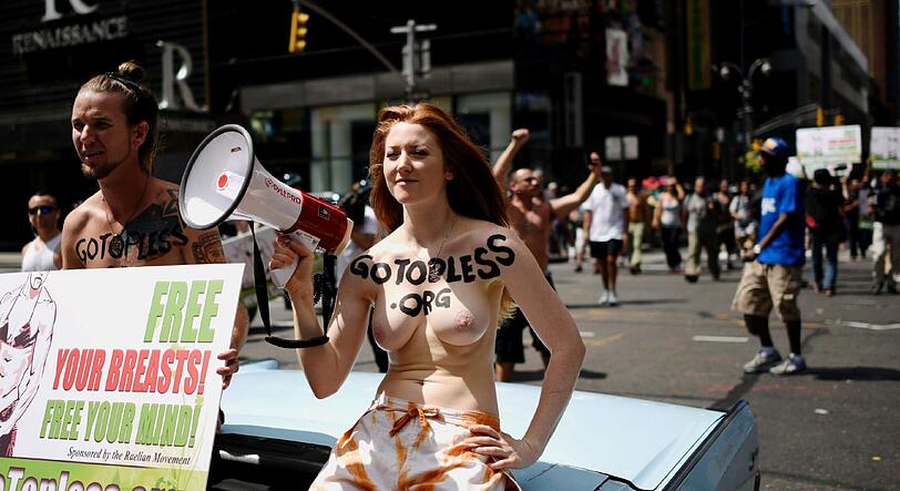 Mit nackten Brüsten vom Columbus Circle zum Bryant Park: Die Bilder vom "Go topless Day 2015" in New York.