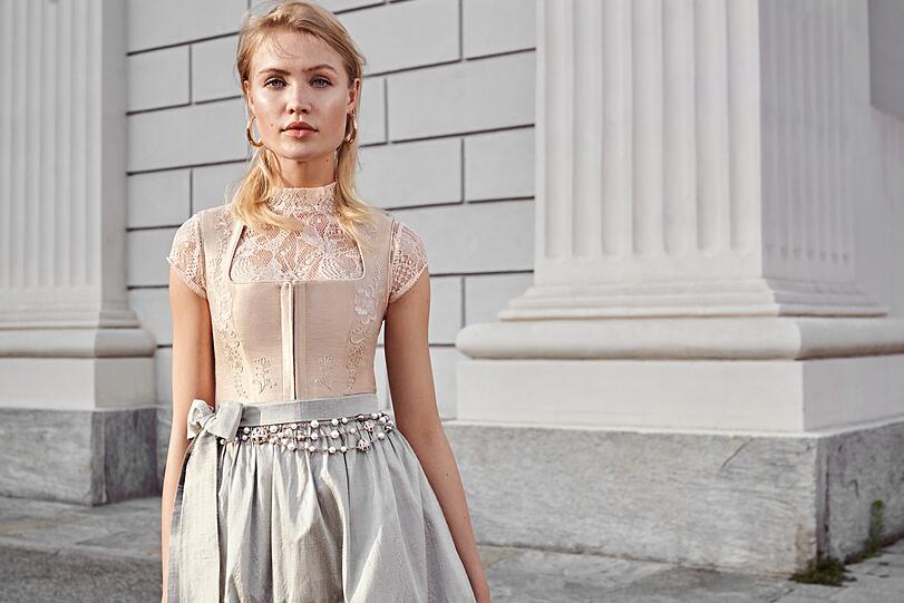 Relativ schlicht, aber trotzdem sündteuer: So präsentiert das Label Kinga Mathe sein Luxusdirndl.