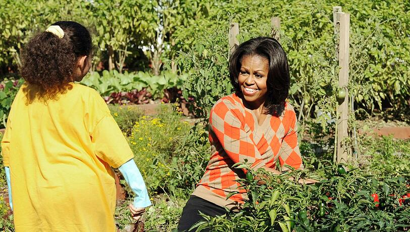 Michelle Obama legt Wert auf gesunde Ernährung - in ihrer Familie wie im Volk. Auf den 140 Quadratmetern ihres Gartens vor dem Weißen Haus lebt sie vor, was sie predigt. Michelle Obama legt Wert auf gesunde Ernährung - in ihrer Familie wie im Volk. Auf den 140 Quadratmetern ihres Gartens vor dem Weißen Haus lebt sie vor, was sie predigt.
