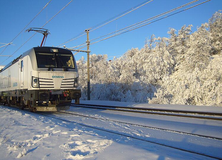 Siemens hat einen neuen Großauftrag an Land gezogen. 80 Lokomotiven vom Typ Vectron werden zukünftig in Allach für die finnische Staatsbahn gebaut. Spätestens 2026 soll die letzte Lok nach Finnland ausgeliefert werden.