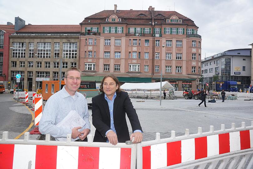 Von links: Robert Fricke, Projektleiter im Baureferat (Tiefbau) und Florian Hochstätter, Leiter des Sachgebiets Gestaltung öffentlicher Raum im Baureferat (Hochbau) erklärten das Bauprojekt in Pasing.