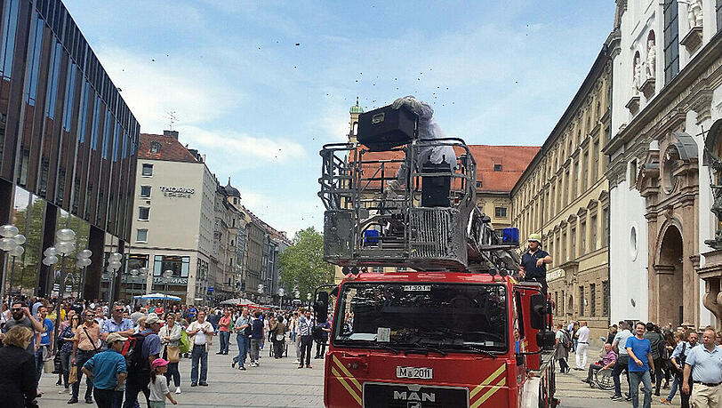 In der Fußgängerzone musste die Feuerwehr ein Bienenvolk einfangen. Die Bilder. In der Fußgängerzone musste die Feuerwehr ein Bienenvolk einfangen. Die Bilder.