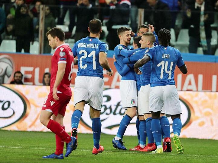 Die Italiener (r) feiern das erste Tor im Spiel gegen Liechtenstein.