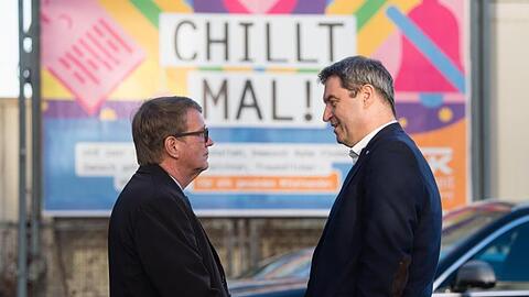 Ronald Pofalla (l.) und Markus Söder (CSU) unterhalten sich nach einem Besuch des Stellwerks. Foto: Matthias Balk/dpa
