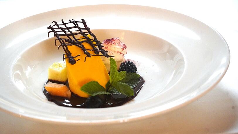 5. Gang: Passionsfrucht-Parfait mit schwarzer Schokolade 5. Gang: Passionsfrucht-Parfait mit schwarzer Schokolade