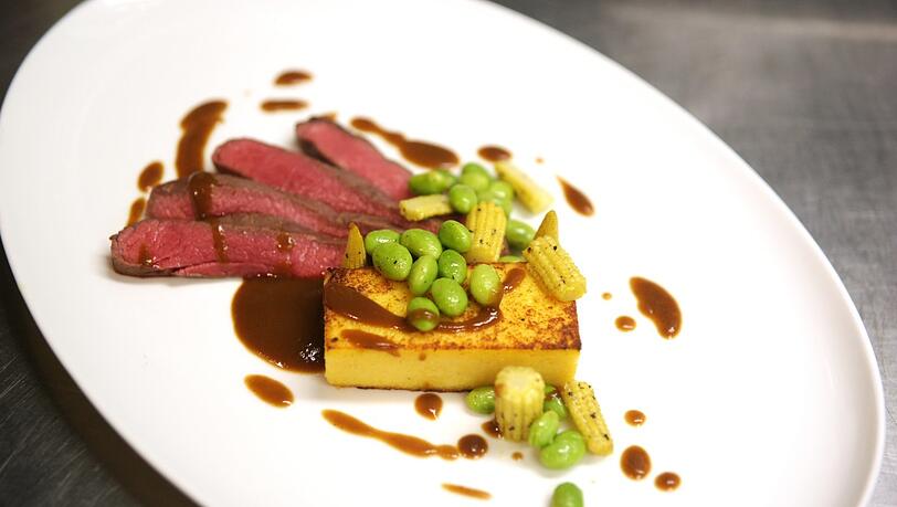 Flat Iron Steak mit Cheddar-Polenta, Bohnen und Mole Flat Iron Steak mit Cheddar-Polenta, Bohnen und Mole
