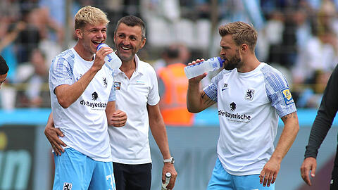 Mut bewiesen und belohnt worden: Trainer Michael Köllner (M.) mit Leandro Morgalla (l.) und Yannick Deichmann.